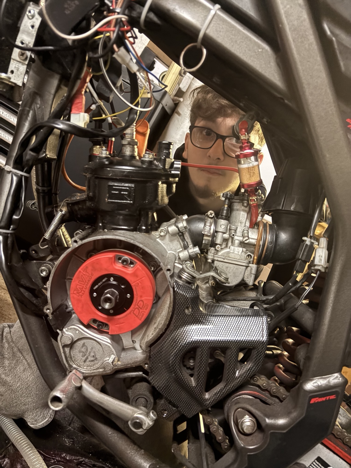 Custom motorblok gemonteerd in een brommer
